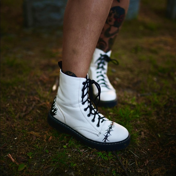 ⛓️BARBED FLAME BOOTS⛓️ - Picture 3 of 6